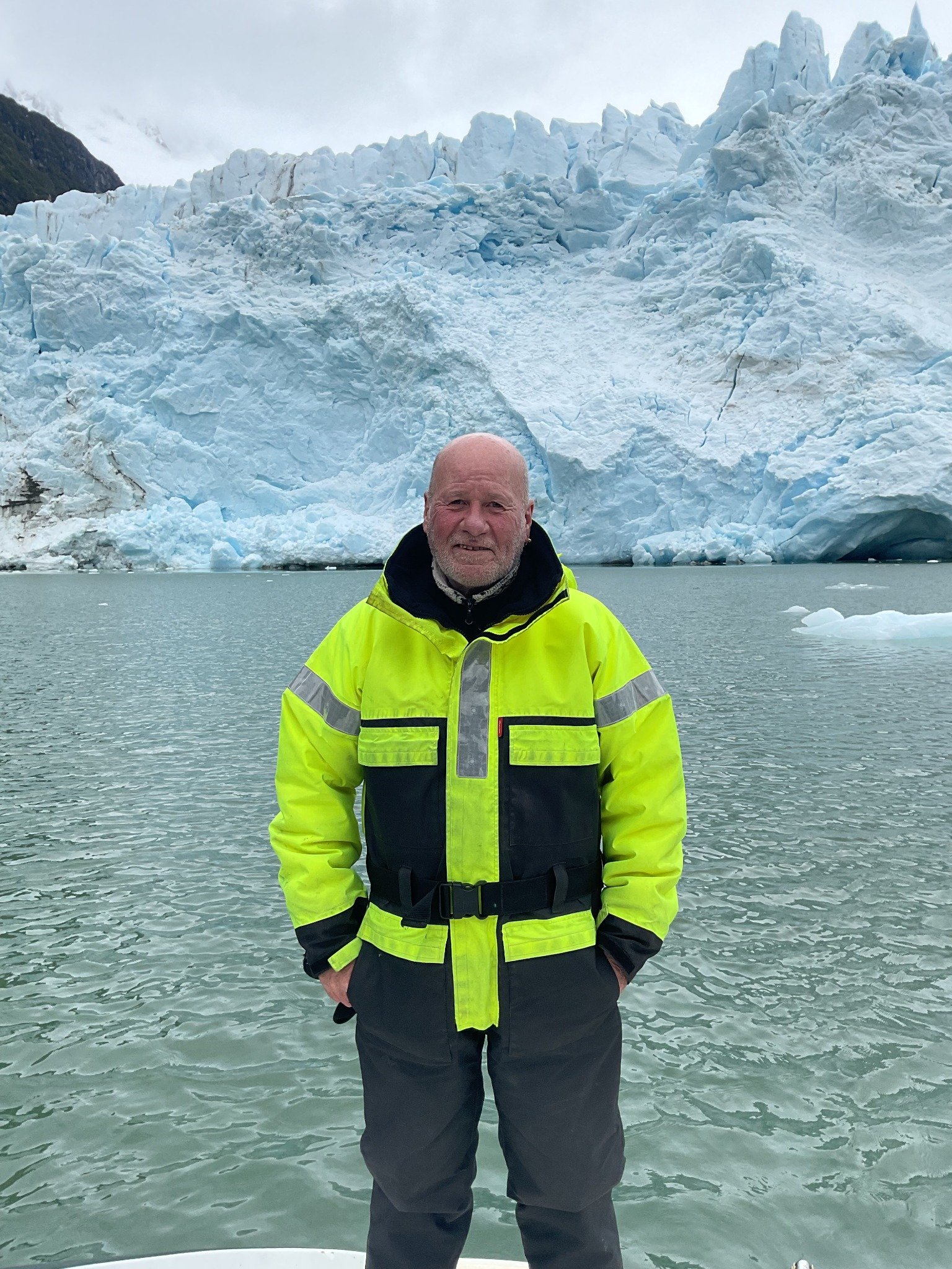 Le capitaine Laurent devant un glacier en Patagonie